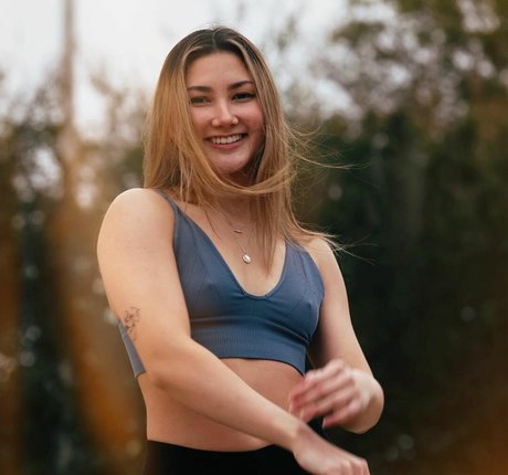 Leoniemontybtw model xxx photo