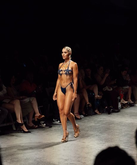 Alexia Inguanzo nice star photo