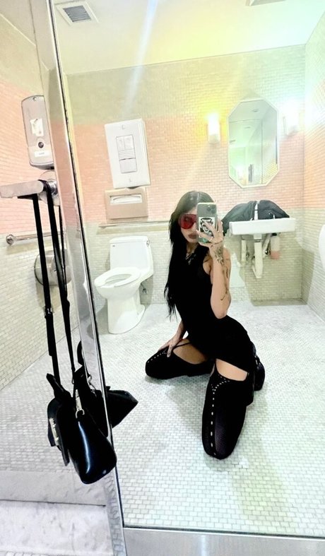 DeathbyRomy model naked gallery