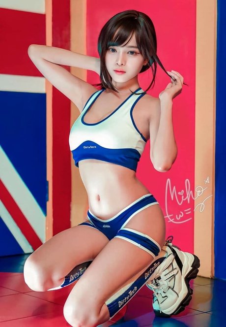 Mingmihoo naked model image