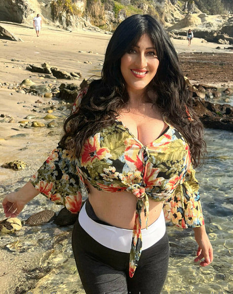 official antonellakahllo model photos