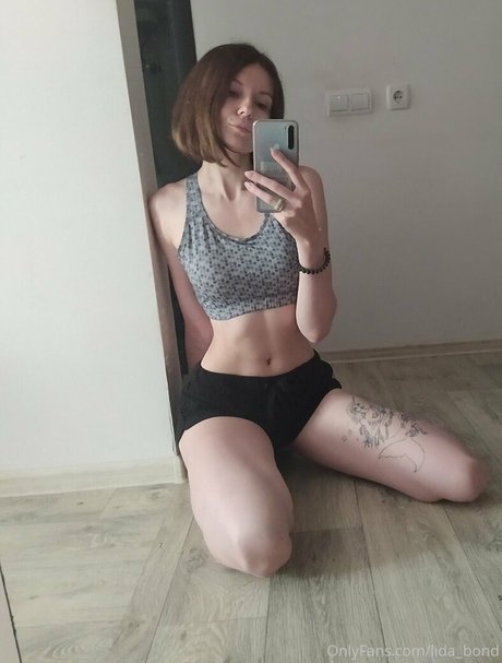 lida bond naked star gallery