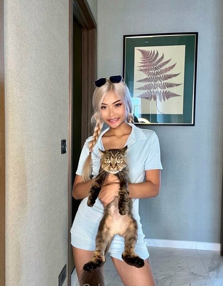 blondasian model erotic picture