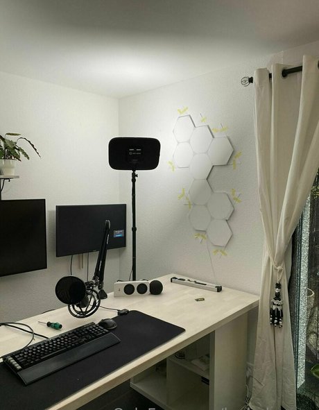 LeahObscure pornstar free photo