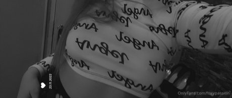 foxypassion naked model image