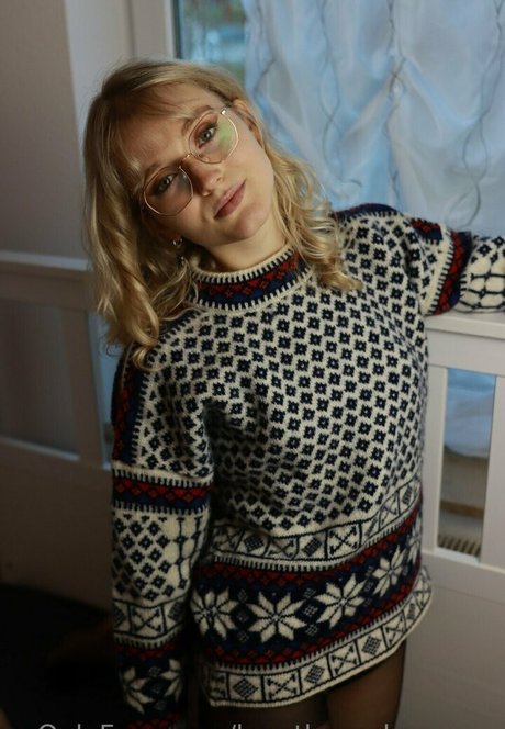 cute shemale onlyfans free naked photo