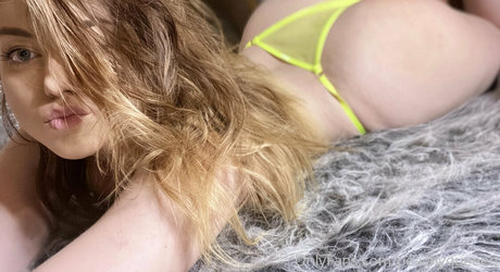 peachyqueeen pretty pornstar picture