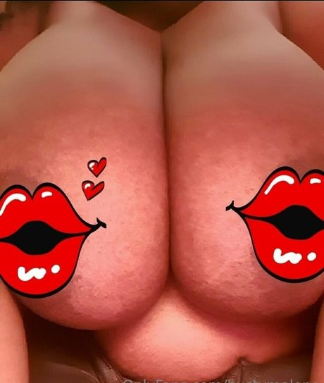 Bustymalone hot model img