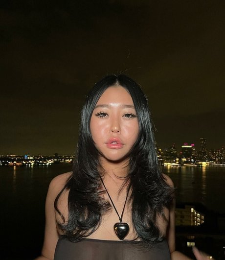 Madeline Jin model hot photo