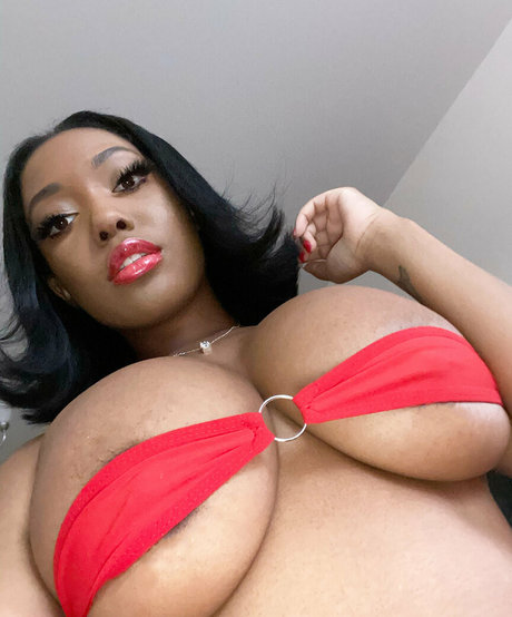 Mswandaxo nude model pic