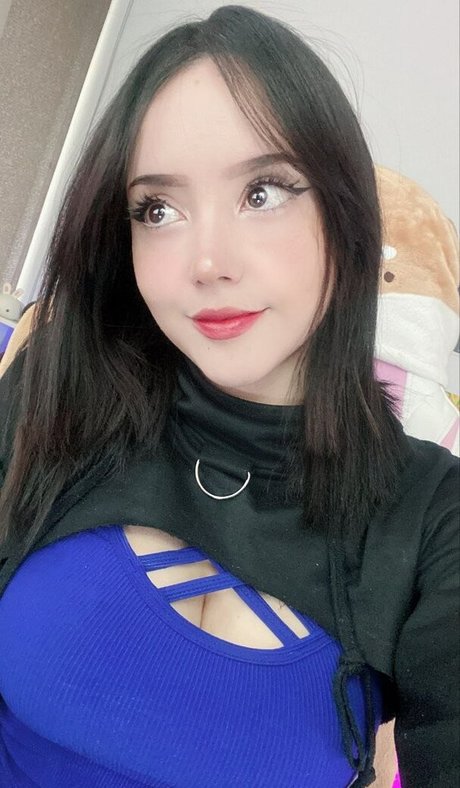 Itsmidna model pretty photo