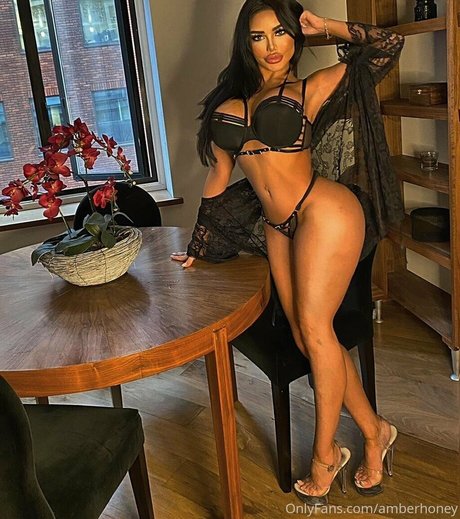 Amber Honeras naked pornstar pics