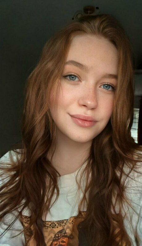 lola redly art actress pics