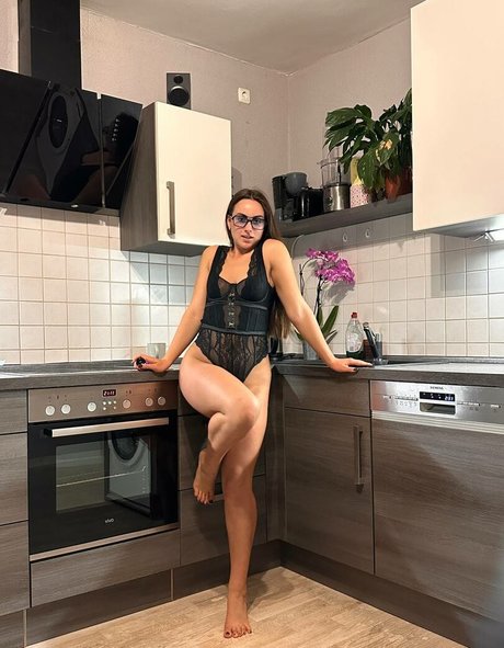 NaughtyCola beautiful model image