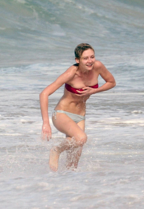 Kirsten Dunst model naked img