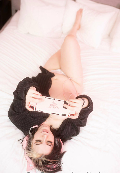 smutty bunny model free picture