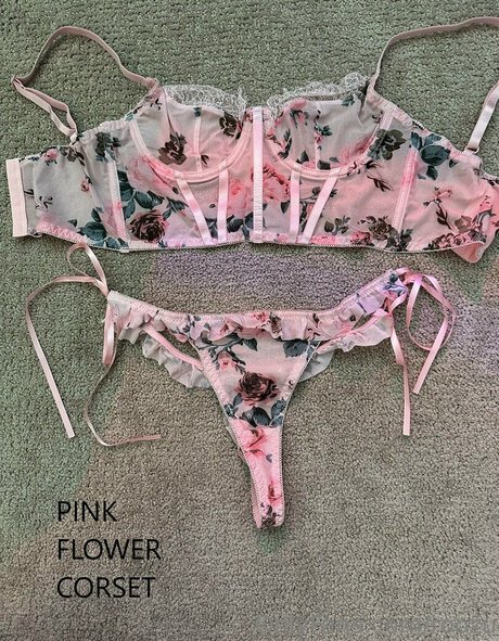 roozu model naked pic