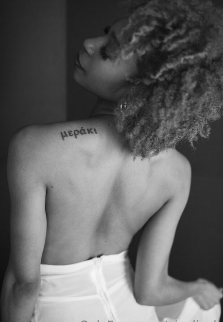 niaaliyah model nudes image