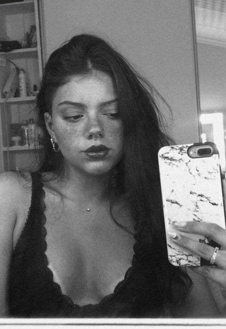 Amiga Marmitinha nude model image