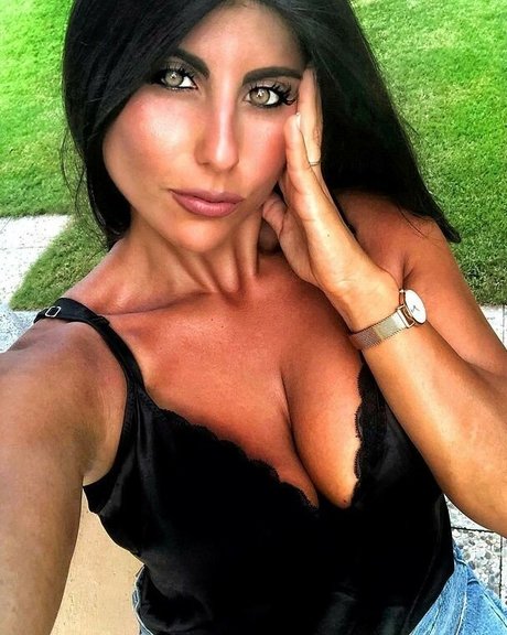 Valentina De Nucci nude pornstar pics