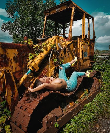 Simmands sexy model picture