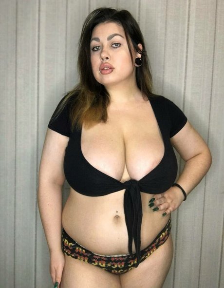 Mona Mia top actress pictures