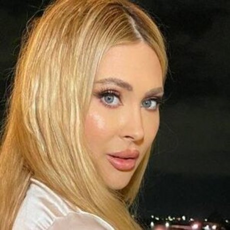 Lizy P nude model photos