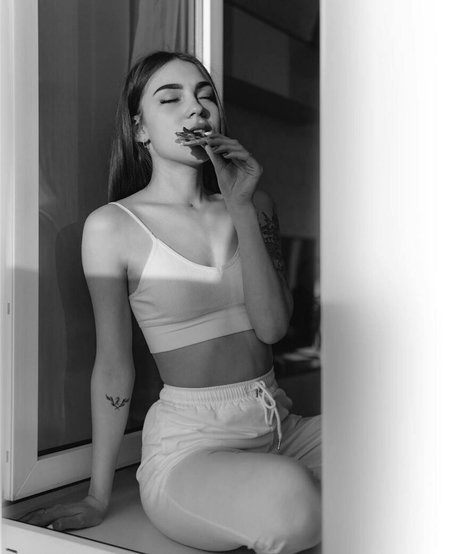 Earlyflowerr art model pic