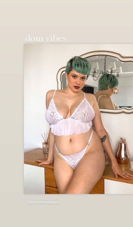 Moonvvenus model beautiful photo