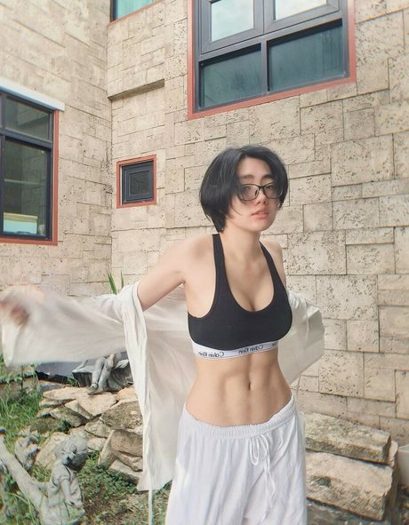 Poon Wrunya star top picture