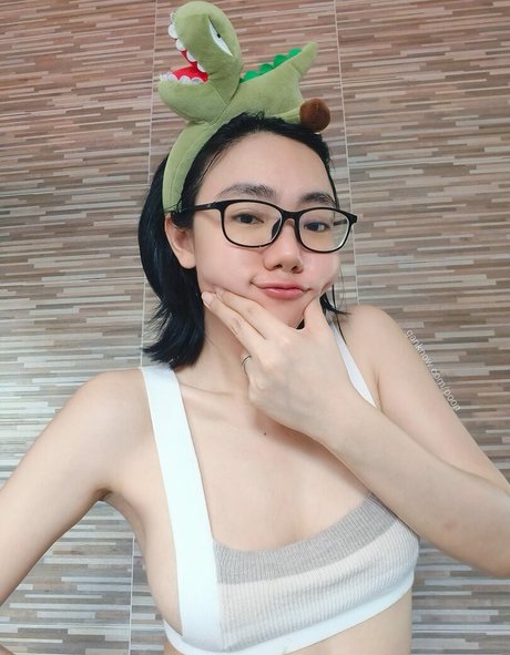 Poon Wrunya model art picture