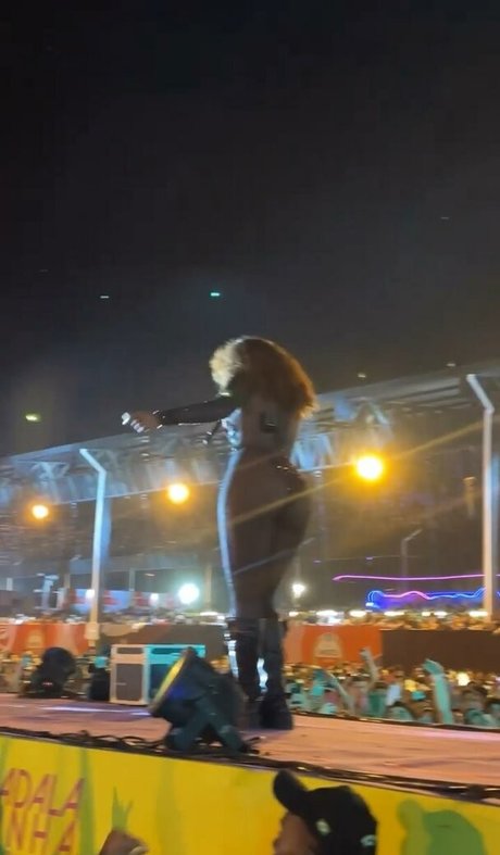 Iza Cantora nice actress gallery