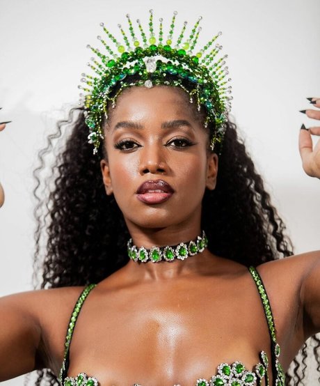 Iza Cantora pretty star picture