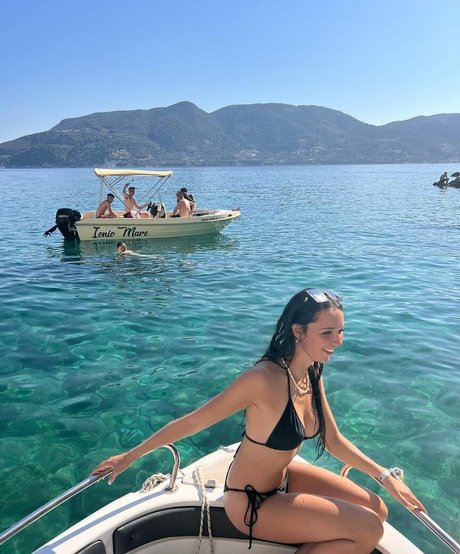 Lily Draycott star pretty photos