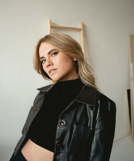 Axelle Maga high quality star img