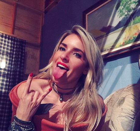 Monique Alfradique model pic