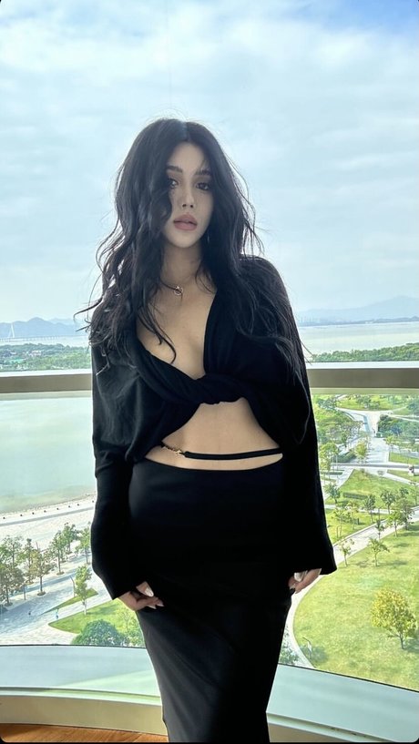 June Gong sex model pictures