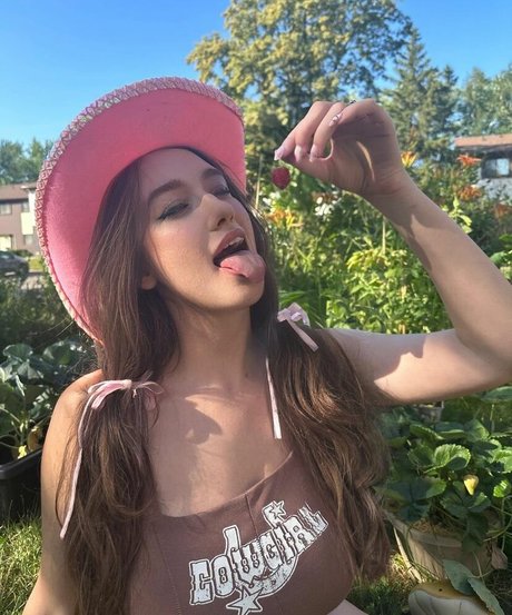 Louise Bordeaux beautiful pornstar img