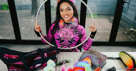 be rave pretty actress gallery