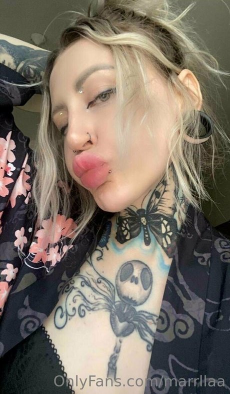 marrllaa naked model img