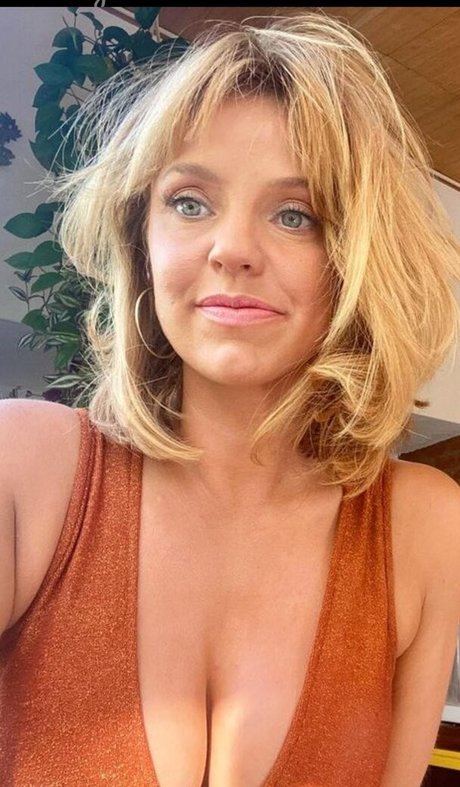 Kelli Garner art model image