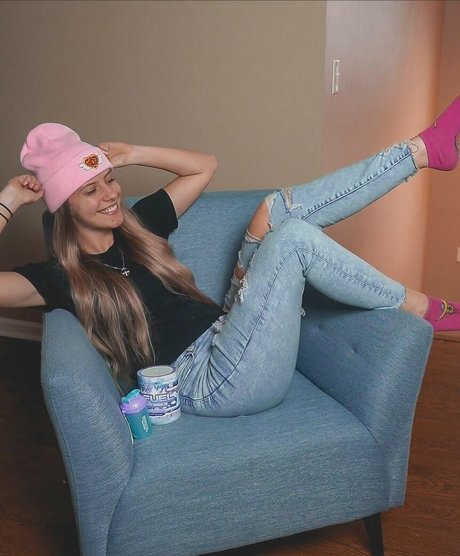 NoisyButters model beautiful galleries