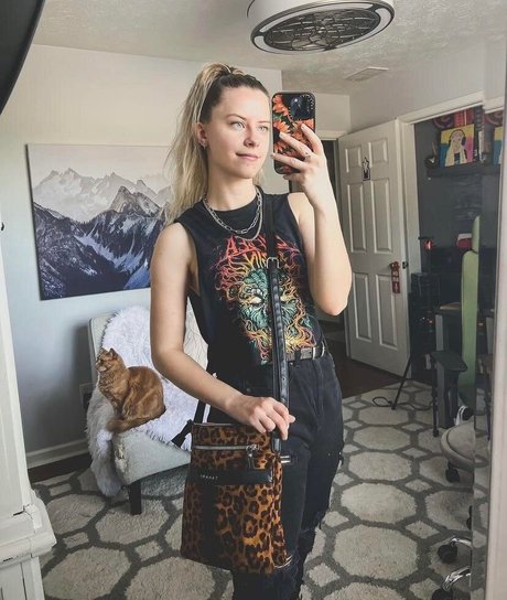 NoisyButters model adult pic