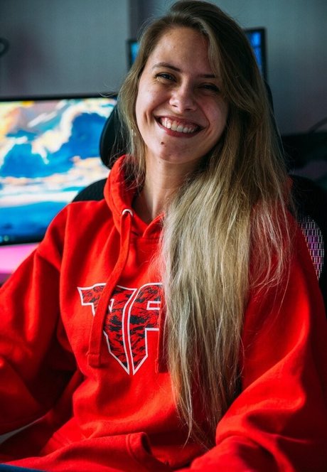 NoisyButters nude pornstar pictures