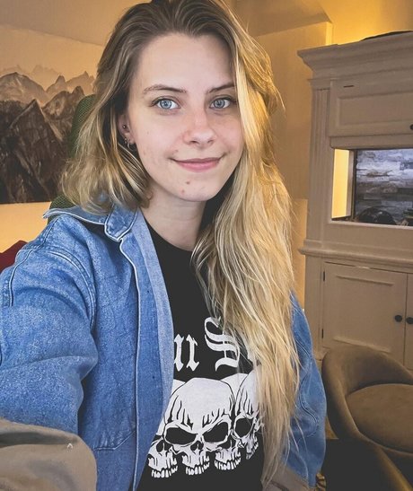 NoisyButters naked actress photo