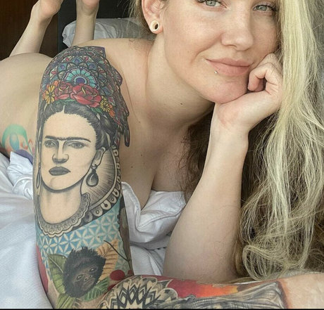 Sienna Day exclusive model img