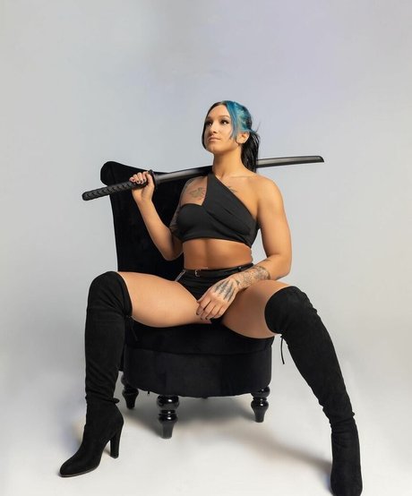 Kris Statlander model pics