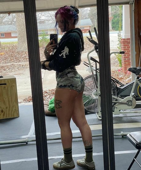 Kris Statlander model nude photo