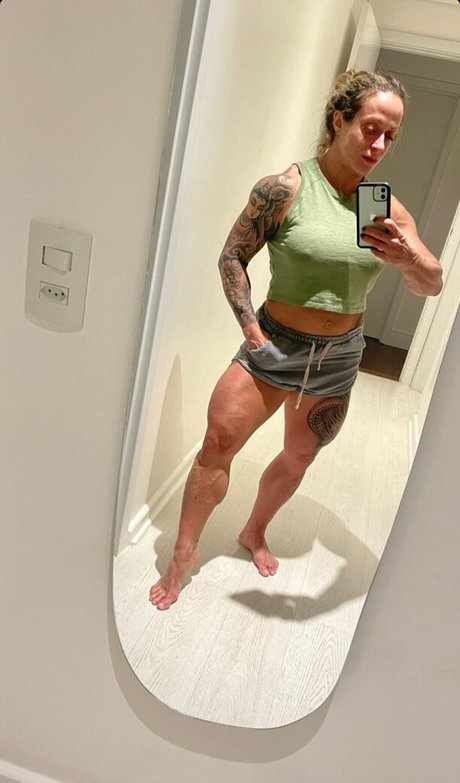 Vanessa Alvares naked actress picture