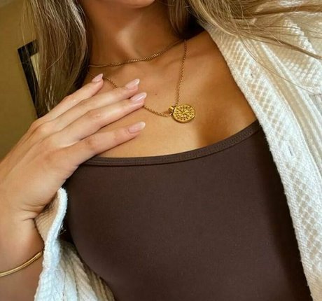 Meelah Robbins art model pic